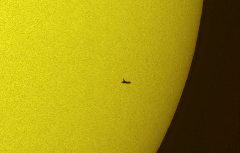 Illustration for article titled Amateur Astronomer Captures Stunning Images of Atlantis, Hubble in the Face of the Sun